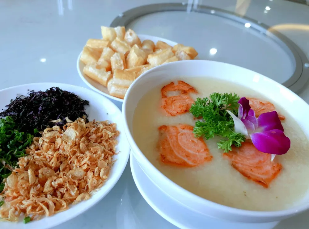 Cháo cá hồi nóng hổi