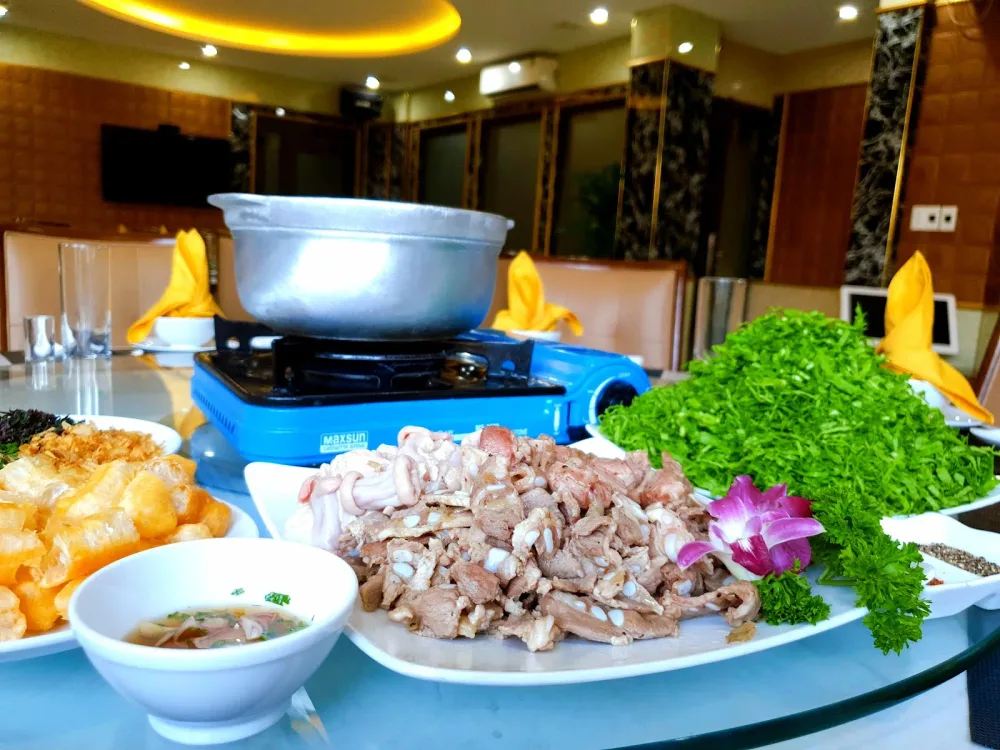Lẩu nóng đầy đặn cho cả bàn