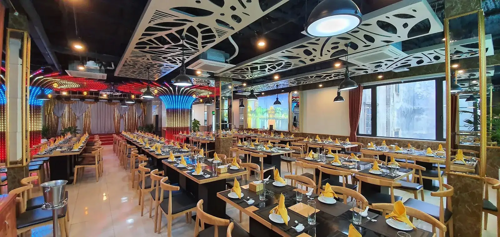 Sảnh tiệc rực sáng của Nhà Hàng Thành Dung