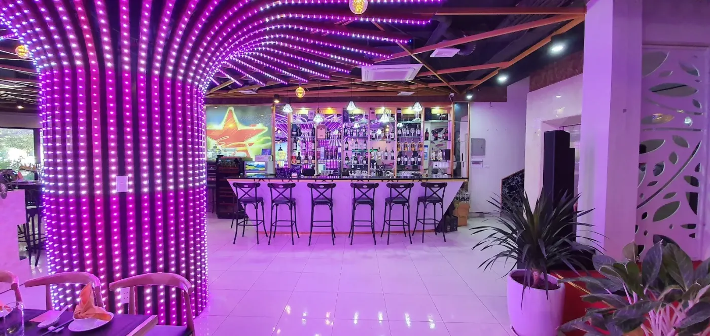 Quầy bar đường hầm ánh đèn ấm
